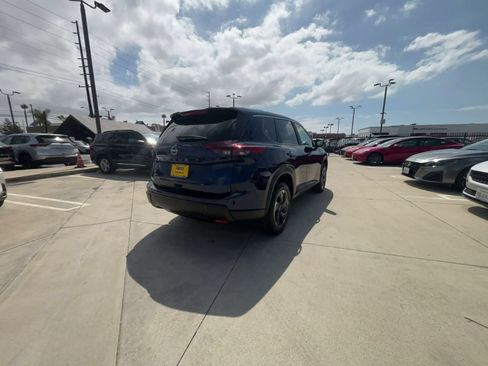 Used 2025 Nissan Rogue SV FWD image 14