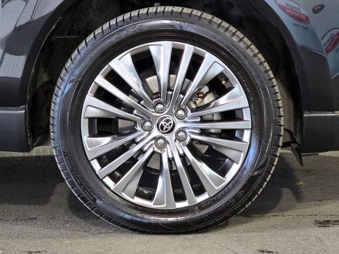 Used 2022 Toyota Venza LE AWD/4WD image 4