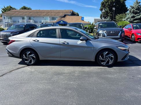 Used 2025 Hyundai Elantra SEL image 4