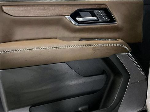 Used 2025 GMC Yukon Denali Ultimate AWD/4WD image 18