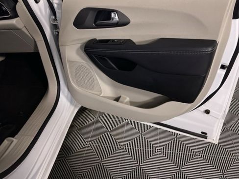 Used 2024 Chrysler Pacifica Touring-L image 23