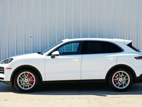 Used 2025 Porsche Cayenne S w/ Premium Package Plus image 55