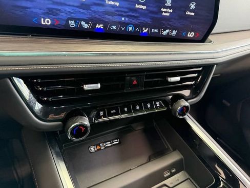 Used 2025 Chevrolet Suburban Premier AWD/4WD image 19