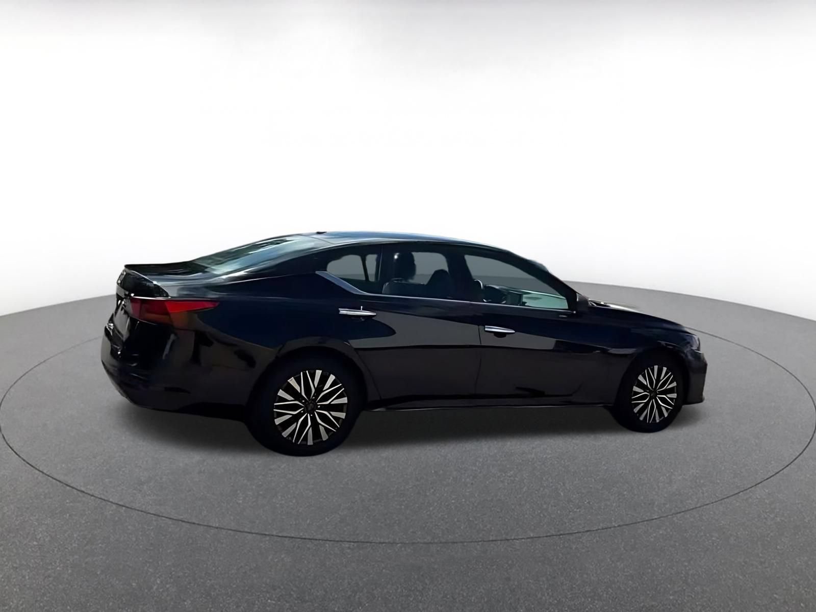 Used 2025 Nissan Altima 2.5 SV FWD image 9