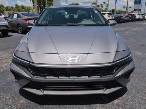 Certified 2025 Hyundai Elantra SE FWD image 9