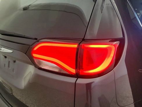 Used 2017 Chrysler Pacifica Touring-L FWD image 35