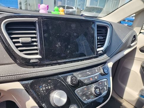 Used 2022 Chrysler Pacifica Touring-L FWD image 19