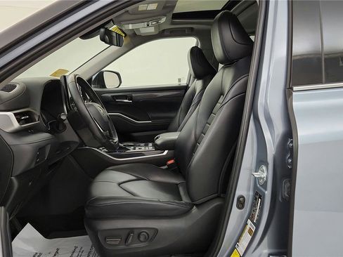 Certified 2022 Toyota Highlander XLE image 38