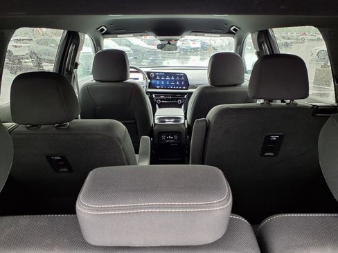 Used 2024 Chevrolet Traverse LT FWD image 24