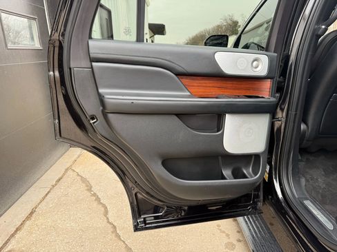 Used 2019 Lincoln Navigator Reserve image 12