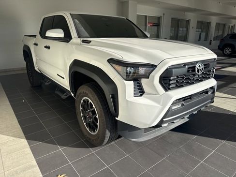 Certified 2025 Toyota Tacoma TRD Off-Road image 3