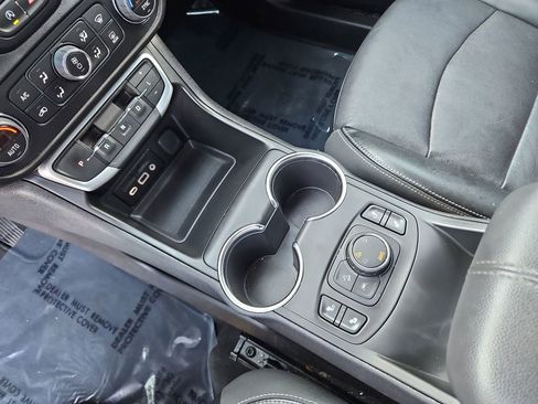 Used 2024 GMC Terrain SLT image 19