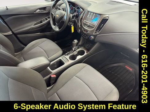 Used 2018 Chevrolet Cruze LT image 4