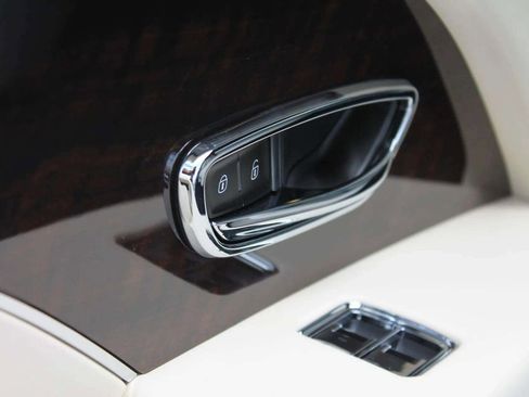 Used 2024 Bentley Bentayga Extended Wheelbase image 64