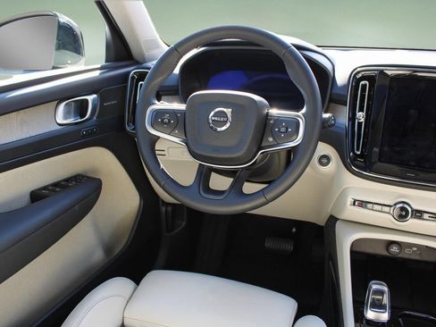 Used 2025 Volvo XC40 B5 Ultra w/ Protection Package Premier AWD/4WD image 18