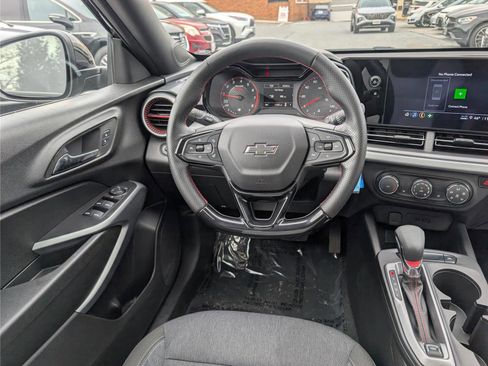 Used 2024 Chevrolet Trax RS w/ Sunroof Package image 17