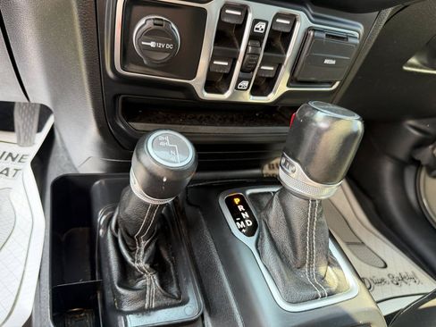 Used 2020 Jeep Gladiator Overland AWD/4WD image 14