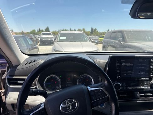 Used 2021 Toyota Highlander LE FWD image 23