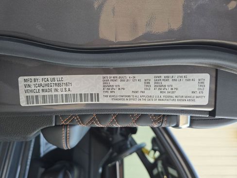 Used 2024 Jeep Grand Cherokee Summit image 32