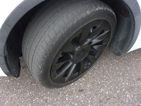 Used 2021 Tesla Model Y Long Range image 12