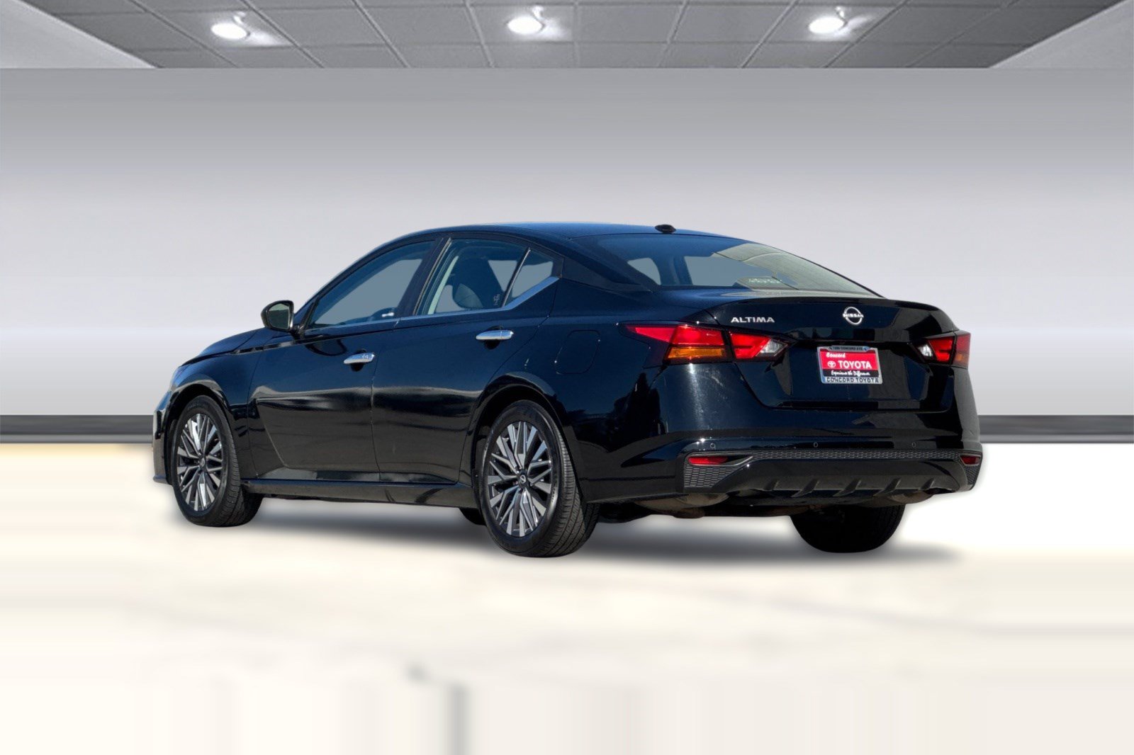 Used 2025 Nissan Altima 2.5 SV FWD image 3