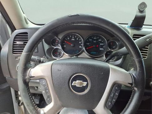 Used 2010 Chevrolet Silverado 2500 LT w/ Interior Plus Package AWD/4WD image 9