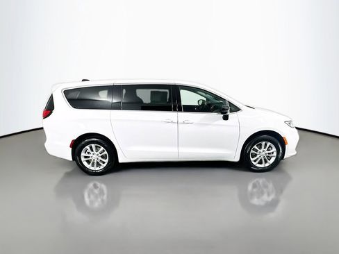 New 2026 Chrysler Pacifica Select image 8