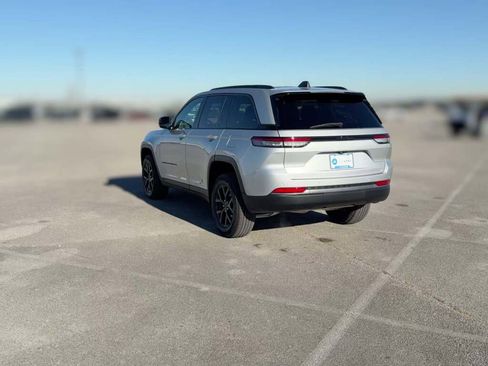 New 2026 Jeep Grand Cherokee Altitude image 9