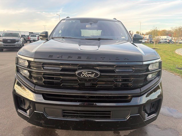 Used 2025 Ford Expedition Platinum w/ Stealth Performance Package AWD/4WD image 3