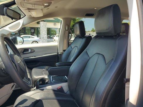 Used 2024 Chrysler Pacifica Touring-L FWD image 16