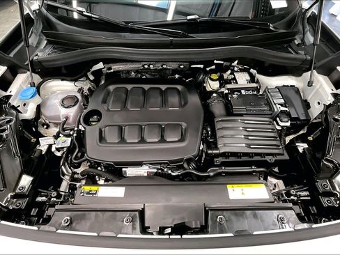 Used 2025 Volkswagen Tiguan SE image 12