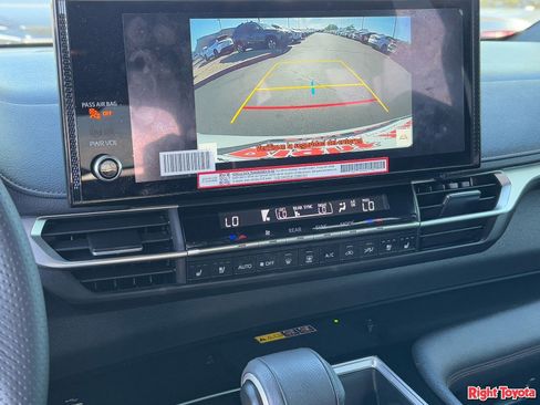 Used 2025 Toyota Sienna Limited image 25