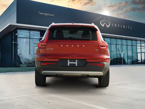 Used 2020 Volvo XC40 T4 Momentum image 6