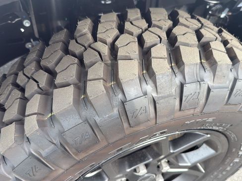 New 2025 Jeep Gladiator High Tide image 10