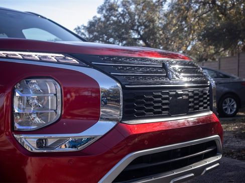 Used 2024 Mitsubishi Outlander SEL image 3