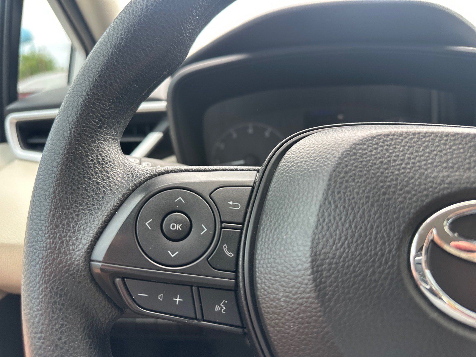 Used 2025 Toyota Corolla LE FWD image 14