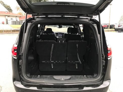 Used 2023 Chrysler Pacifica Touring image 4