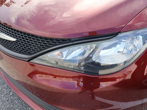 Used 2018 Chrysler Pacifica L FWD image 3