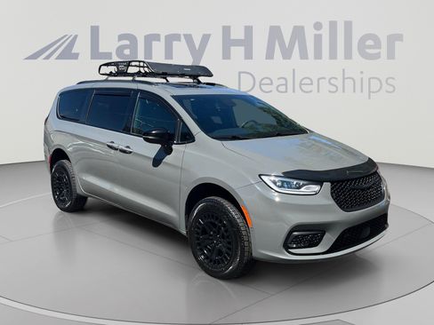 Used 2023 Chrysler Pacifica Limited w/ S Appearance Package AWD/4WD image 7