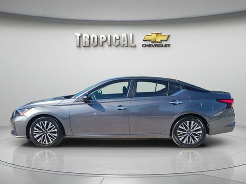Used 2024 Nissan Altima 2.5 SV image 2