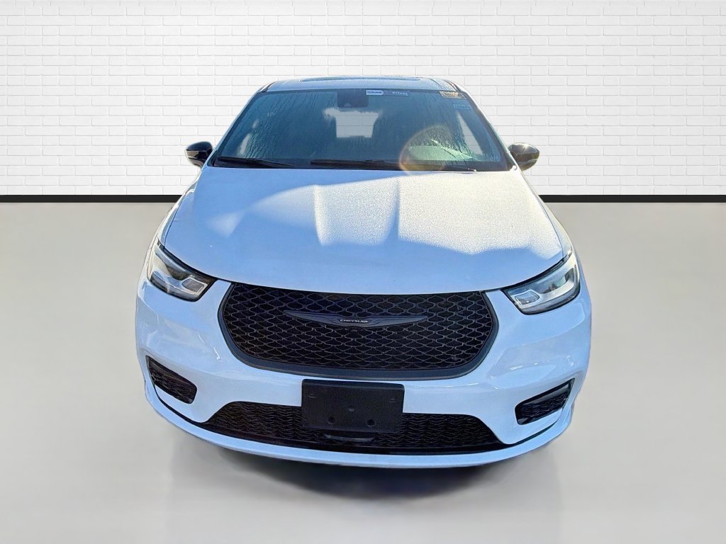 Used 2023 Chrysler Pacifica Limited w/ S Appearance Package FWD image 2