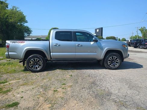 Used 2020 Toyota Tacoma TRD Sport w/ Technology Package AWD/4WD image 9
