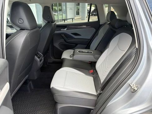 Certified 2025 Volkswagen Tiguan SE AWD/4WD image 10