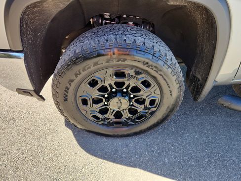 Used 2024 Chevrolet Silverado 2500 LTZ w/ LTZ Convenience Package image 46