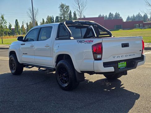 Used 2018 Toyota Tacoma TRD Sport AWD/4WD image 3