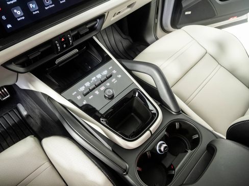 Certified 2025 Porsche Cayenne GTS AWD/4WD image 18