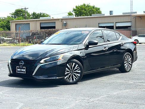 Used 2025 Nissan Altima 2.5 SV FWD image 2
