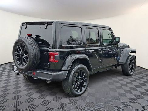 Used 2025 Jeep Wrangler Unlimited Sahara w/ Safety Group image 7