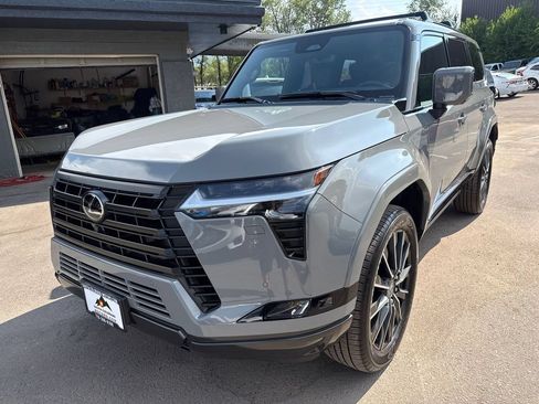 Used 2026 Lexus GX 550 w/ Accessory Package (2T) AWD/4WD image 3