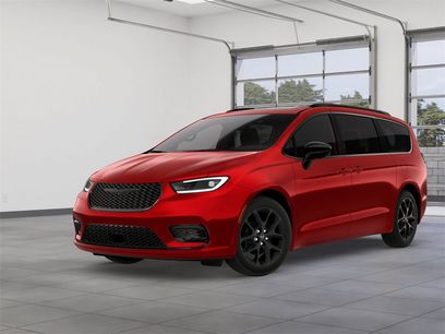 New 2026 Chrysler Pacifica Limited w/ Uconnect Theater Family Group
